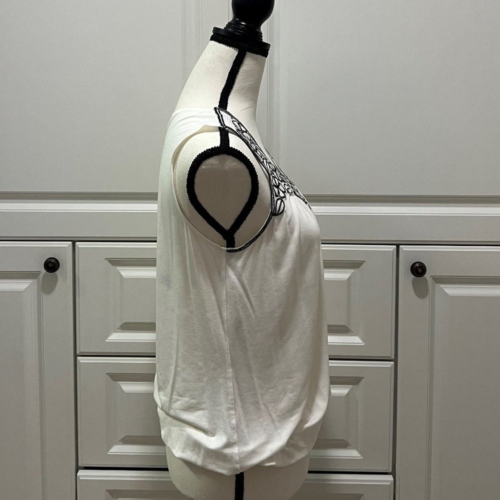 NWOT Sophie Max White Balloon tank with Black floral embroidery Size S - Picture 4 of 8
